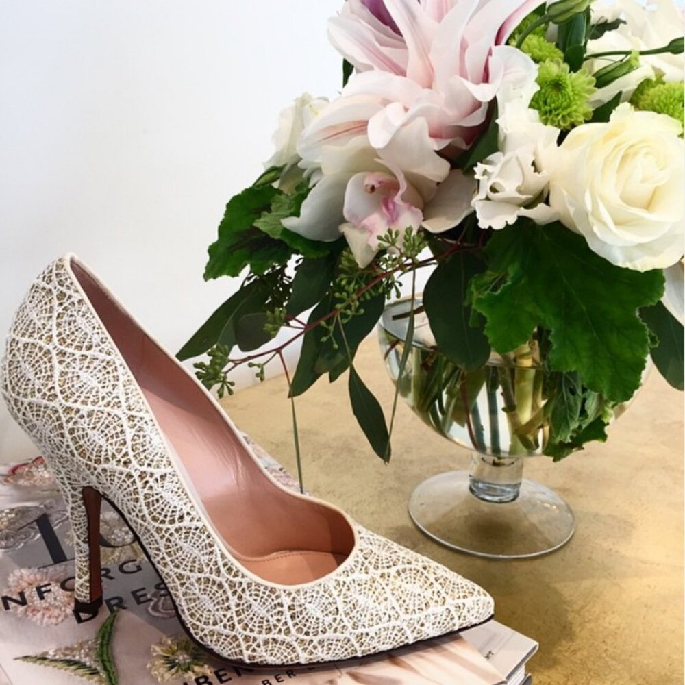 NWOB Palter DeLiso Kiss Ivory Heirloom Lace Gold Glitter Pump